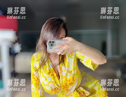 微密圈 - 啊，MIYA在泳池边拍的一幕，竟然可以免费拿走，下载吧！