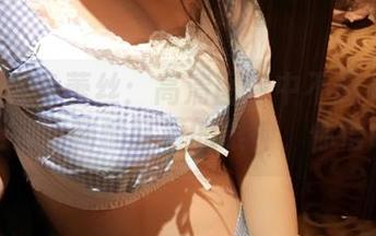 ROSI红色蕾丝：高清图包中不只有蕾丝，还有我悄悄盯着的眼神，你信吗？