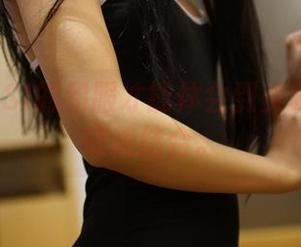 下载ROSI的和服才能体会到美和尴尬的完美结合。
