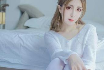 燃起你的好奇——Sakiiii翎柒的睡衣写真集资源，带你窥探她的私密时光！