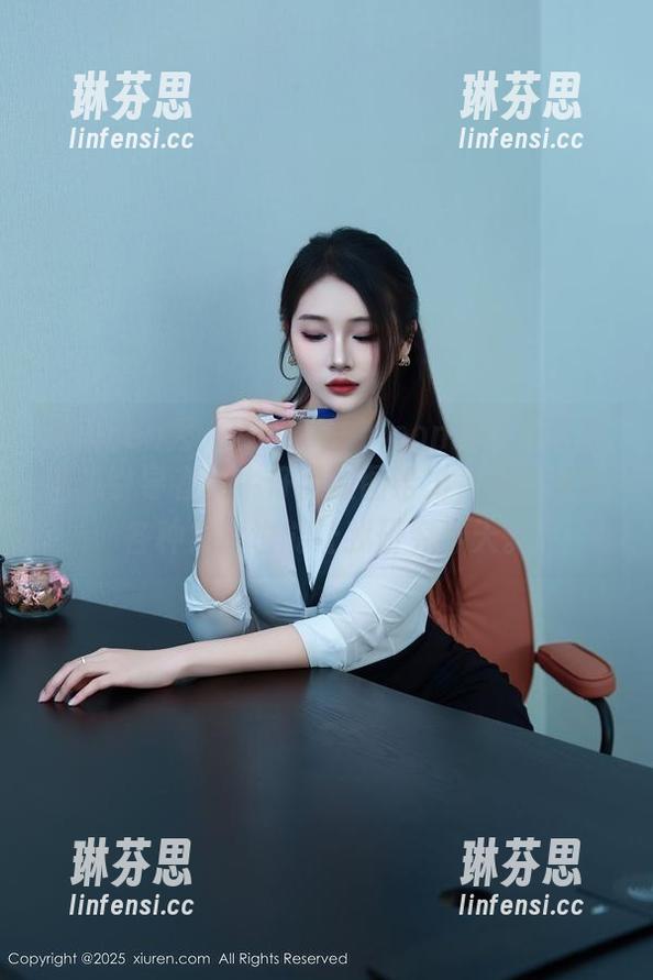 Xiuren秀人网 - 伊一Moon果然不愧是潮流引导者，牛仔裤原图给力，图包里的各种角度也能让我研究半天。