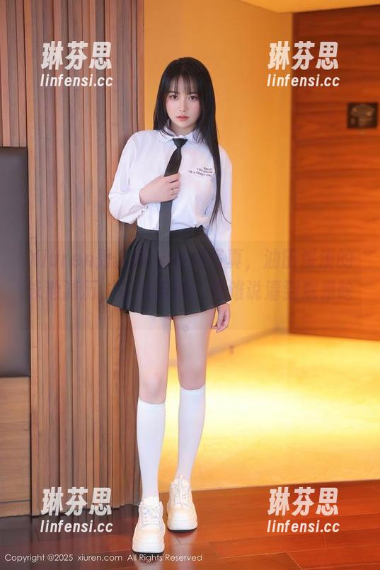 Xiuren秀人网 - 在线写真，油田溪溪的泳池游历，若隐若现，很难说清到底是啥。