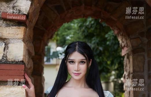 YouWu尤物馆 - 在天台上无圣光，孟狐狸FoxYini的写真让我好想加入这个光影游戏。