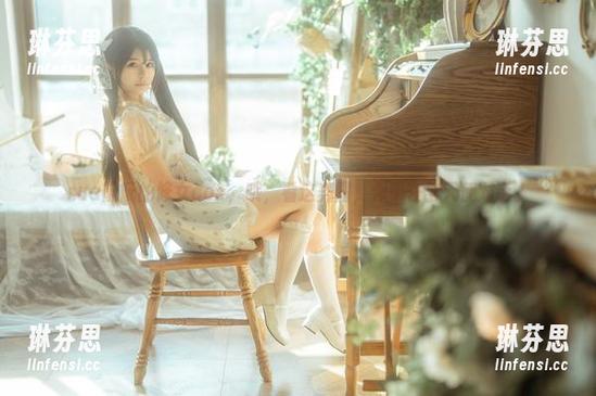 rua阮阮的修女cos，哦，看这美图，似乎在与天使对话。