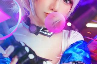 sally多啦雪说:“我职业装的cos可不止是正经事哦!”