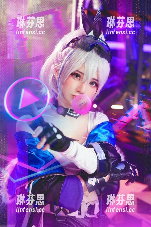 sally多啦雪说：“我职业装的cos可不止是正经事哦！”