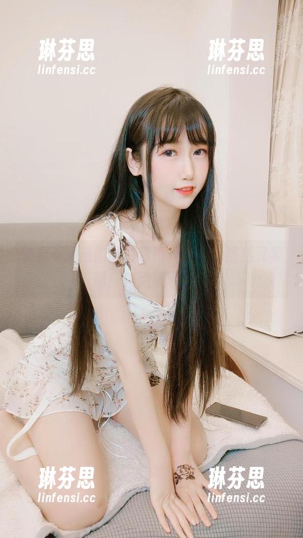 快看不呆猫的新白裙图集更新，居然又卖萌！差点被迷住！
