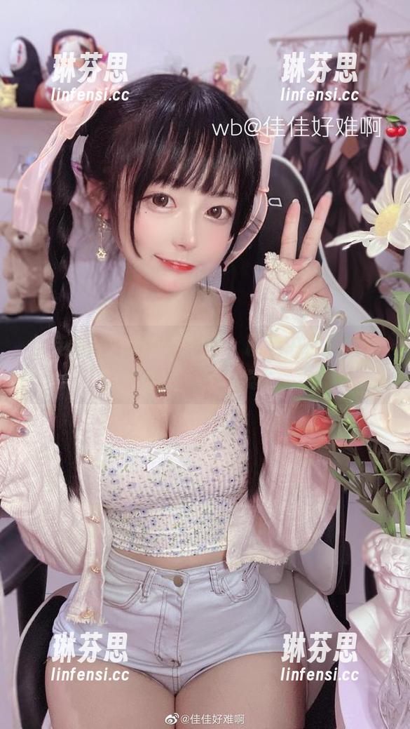 佳佳酱ovo的美脚美图，精选中那种恰到好处的迷人姿态。