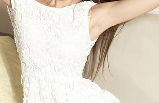 克拉女神 – YOYO的办公室，壁纸比工作还赚眼球。