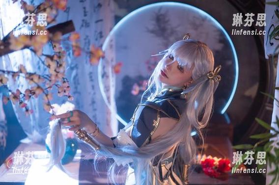 前羽rr的作品在图库里，宛如不知火舞的真实翻版，懒洋洋又有性感。