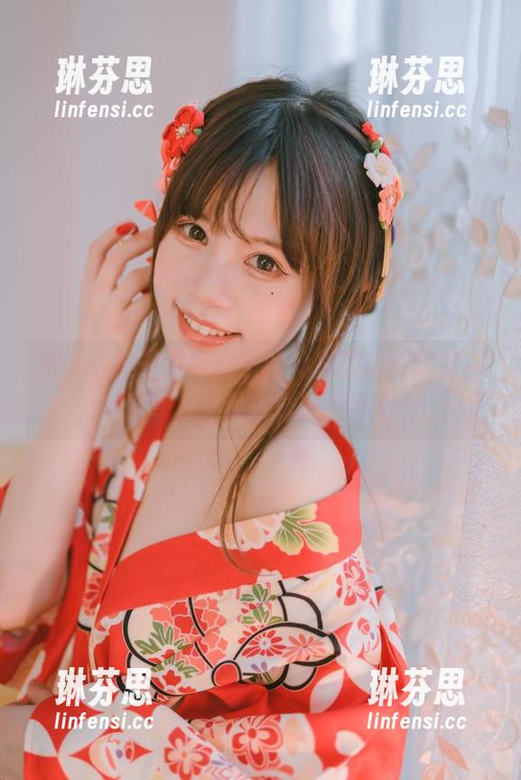 不小心被千反田鹿子的体操服cos吸引，分享下这种别样的纯真！