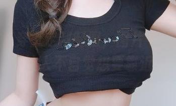 当女主K穿上定制制服，图片中的氛围，让人不自觉想要靠近