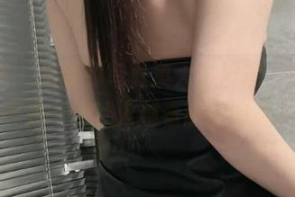 微密圈 – 奶雯的写真集大方展现，她的可爱真是一种让人越看越迷的魔力。