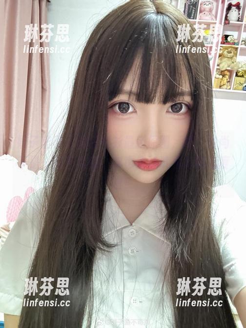 妍子坚不可摧白衬衫最新原图，喂，时尚不是一成不变的，你也来试试看她的态度吧？
