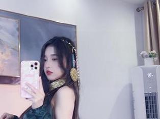 吊带展示全套，小小奶瓶儿果然在用这个方式引起大家的注意，完全无法抗拒。