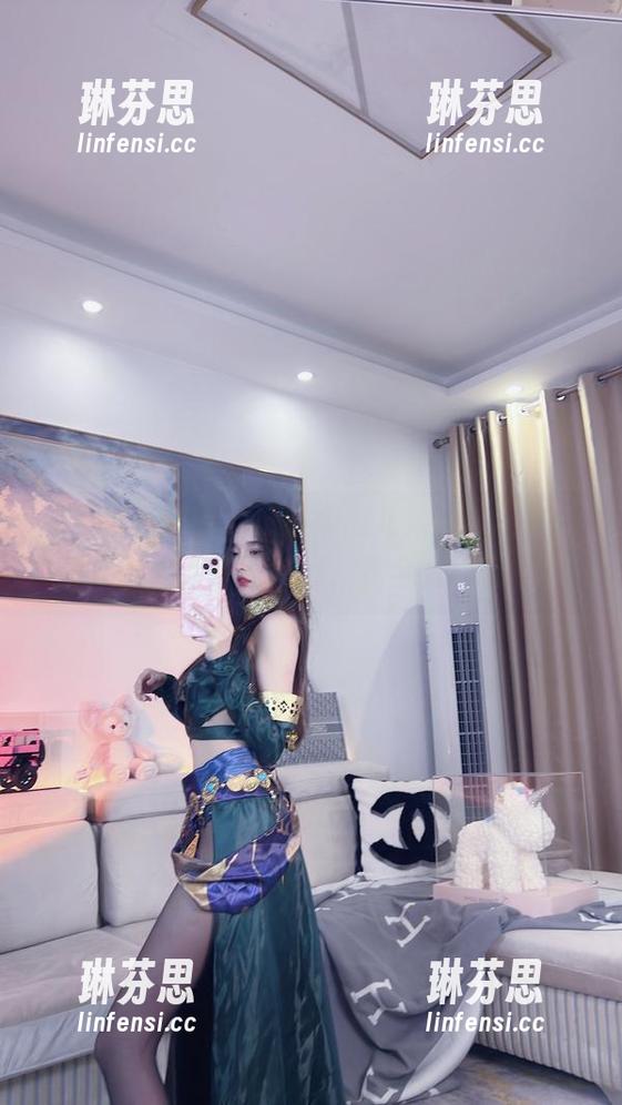 吊带展示全套，小小奶瓶儿果然在用这个方式引起大家的注意，完全无法抗拒。
