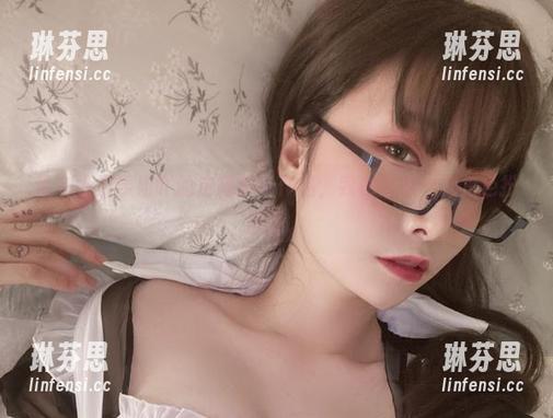 看完小泉学姐吖的定制护士作品，我也想玩一次角色扮演了。