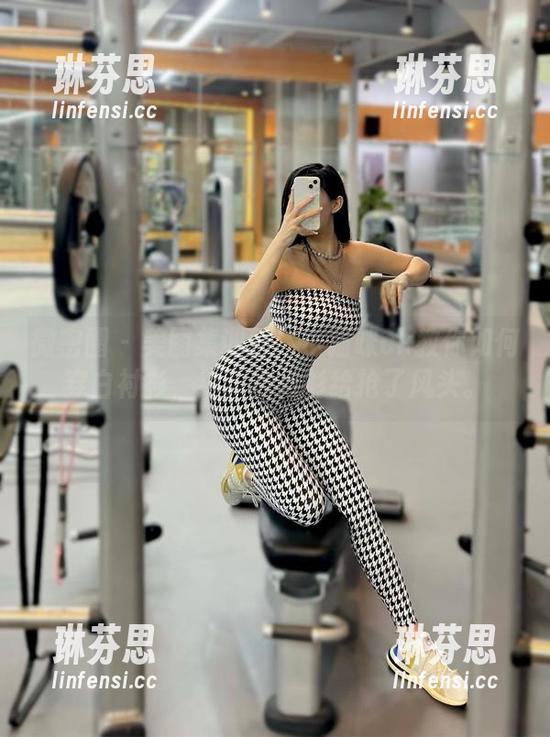 微密圈 - 美图集训营：小猫咪ck教你如何穿白衬衫，结果被衬衫给抢了风头。