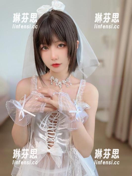 最新图集！布丁大法穿了制服，我的眼睛差点要烧坏了