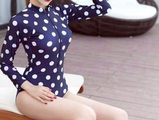 推女神 – 颜美汐海边写真：冲浪与拍照之间，光辉与海浪作斗争！