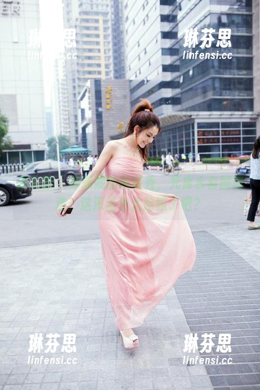 推女郎 - 郑瑞熙的换装秀，死库水套图精选：这深蓝色太抢眼了吧？