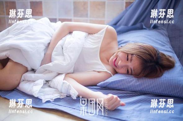 果团网 - 一展松果儿的白裙美图，脑海里像是云彩飘来飘去，真有趣！