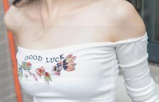 梦丝女神 – 高清界面下，在线发现诗琪的帆布鞋趣事。