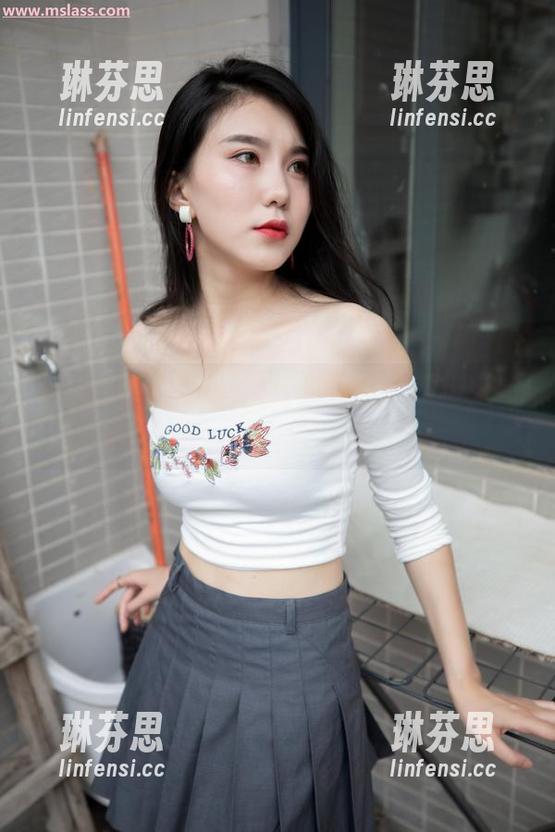 梦丝女神 - 高清界面下，在线发现诗琪的帆布鞋趣事。