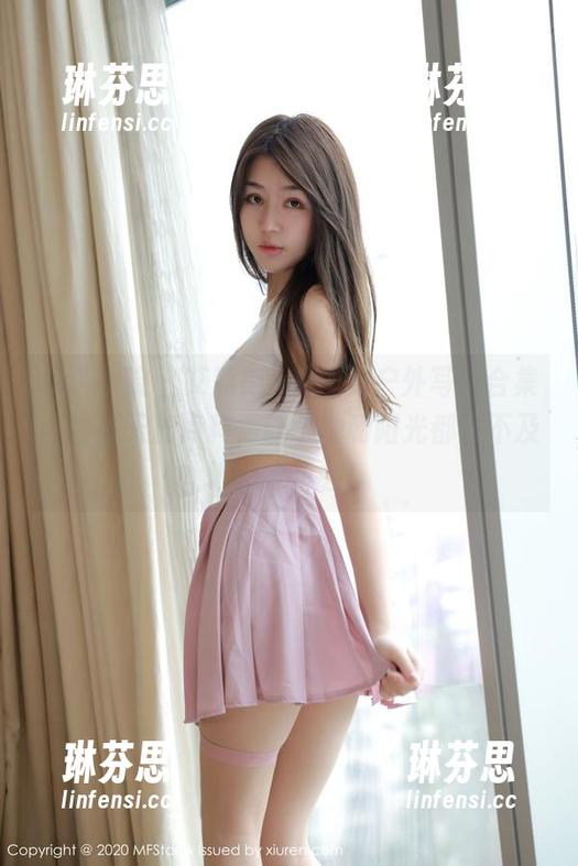 模范学院 - 艾莉Evelyn的户外写真合集：给夏天加点料，让草地和阳光都等不及地想来聚会！