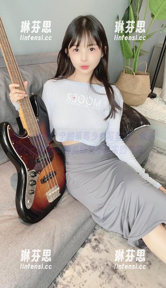嗯……樱井宁宁的草莓少女写真里，似乎隐约透露着一种美好又不真实的气息。