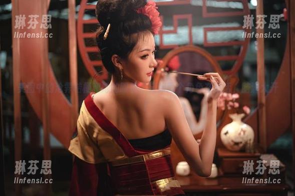美图中的沧霁桔梗和她的眼镜，宛如两个角色在对话，脑洞大开！