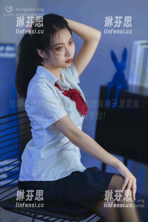洛桑w伊梓的JK姿态，真想说桶子里卖金子，免费美图妥妥的！