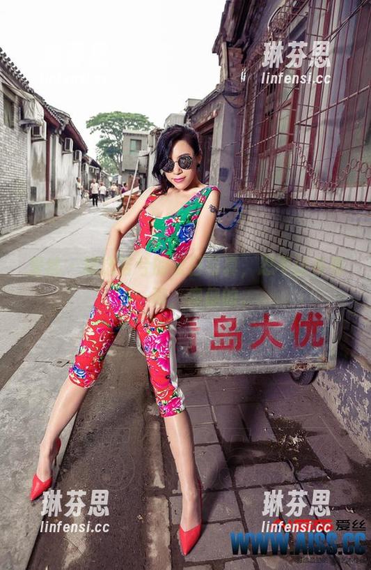 爱丝 - 精选若兮的夏日写真，忍不住多看了一遍，傻傻的。