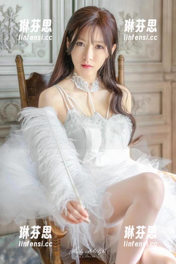 王羽杉的原图分享：浴缸私拍里，她和水的“默契”可是非同一般哦！