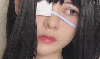 走出屋外，黑丝楼梯道的优雅，眼酱大魔王w的写真真让人期待呢！