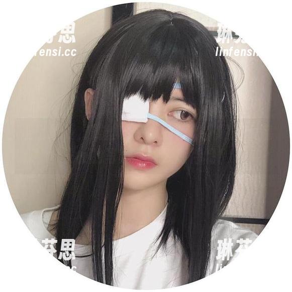走出屋外，黑丝楼梯道的优雅，眼酱大魔王w的写真真让人期待呢！