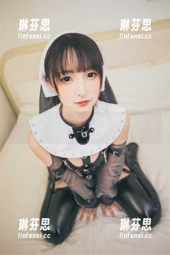 私房泳池图包，神乐坂真冬教你如何在水中保持优雅姿态。