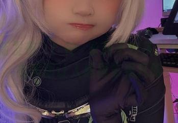 “更新发布”！神沢永莉平安夜分体式泳衣美图让人想再多看几眼