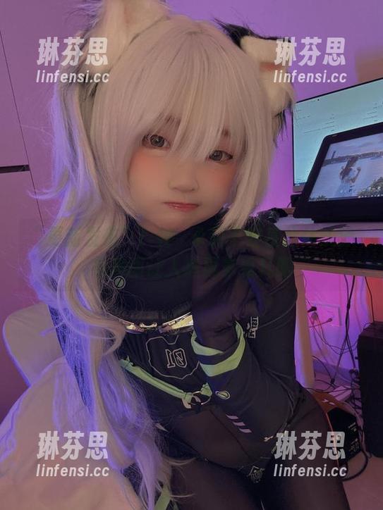 “更新发布”！神沢永莉平安夜分体式泳衣美图让人想再多看几眼
