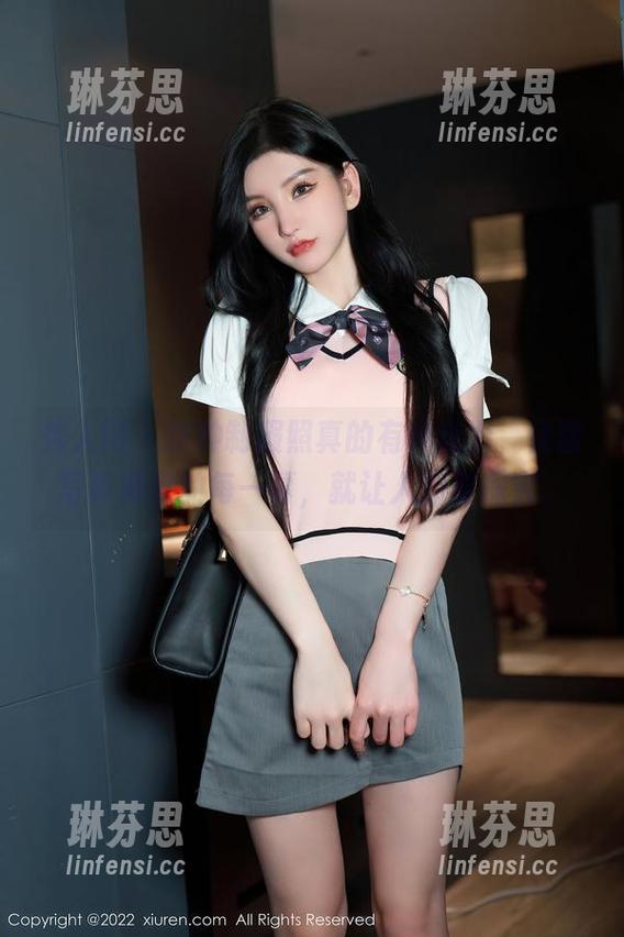 秀人网 - 这种制服照真的有种魔力，优酱写真集里的每一幕，就让人想要探究。