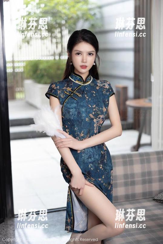 秀人网 - 安然儿的户外写真让我更想在家长草坪做个“自然状态”的人！