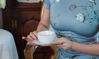 秀人网 – 小橘子orange全新白色合集:不光有酒有美女,还有那一抹非常不应景的白!