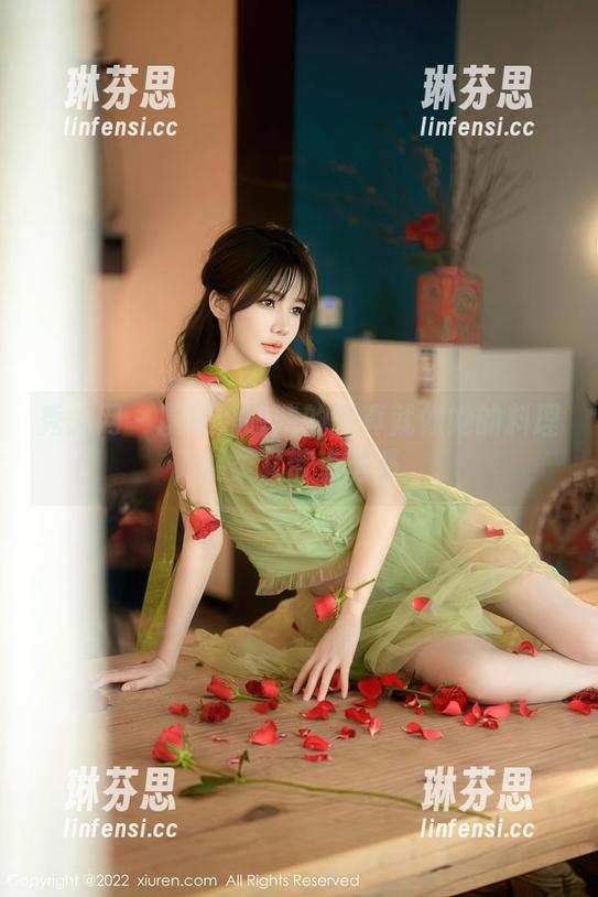 秀人网 - 厨娘熊晓晓的写真就像她的料理，温柔又带点诱惑。