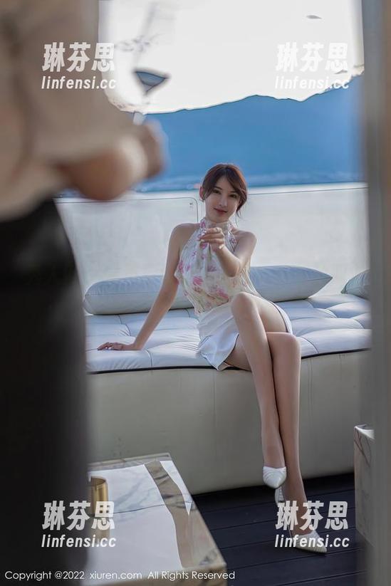 秀人网 - 要不要试试？米妮大萌萌的职业装，网盘链接随便点