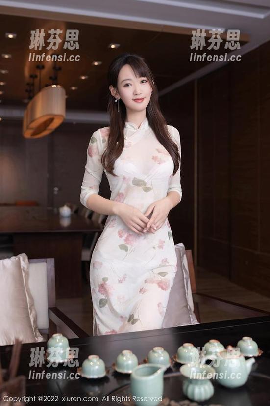 秀人网 - 我们在这张蕾蕾醒了没圣诞照片里找到了干脆面和清汤挂面的结合体