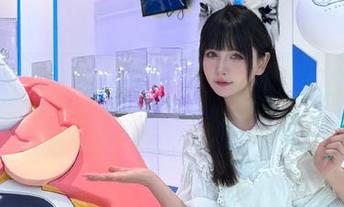 秋山AkI正在为吊带美图代言：半边肩膀的崇高与理想，胆大做自己！