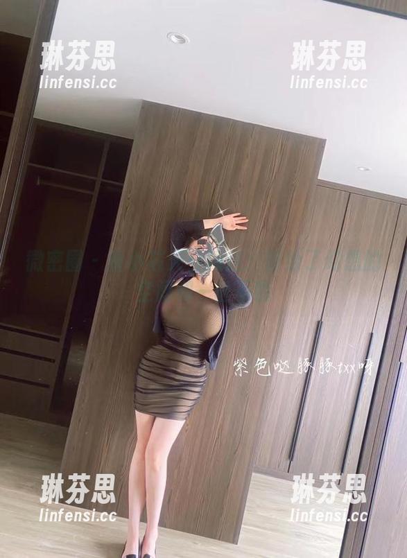 微密圈 - 童小芯天台精选：留给了幻想的空间和一丝不羁