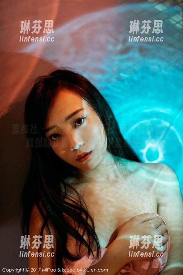 蜜桃社 - 伊琳的居家套图：随意翻翻就能找到的资源，好像在家里随便逛。