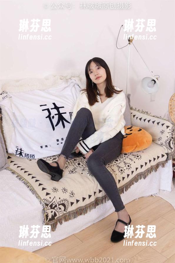 袜啵啵 - 甜甜圈的泳池狂欢：就这张原图，没毛病