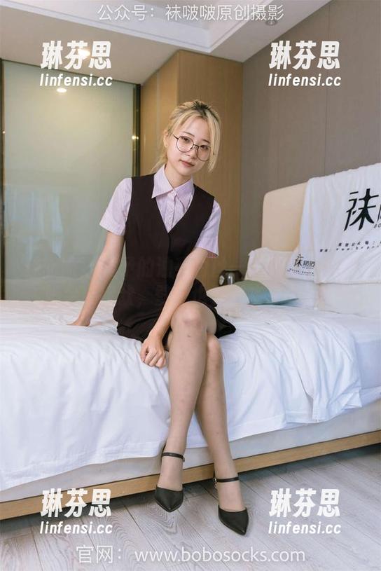 袜啵啵 - 稚予的油亮白丝——原图与透明脚尖玩得欢，壁纸也默默来凑热闹！